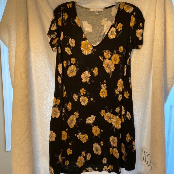 Women's Fourteenth Place Short Sleeve MIDI Floral Dress Size Small - Picture 1 of 3